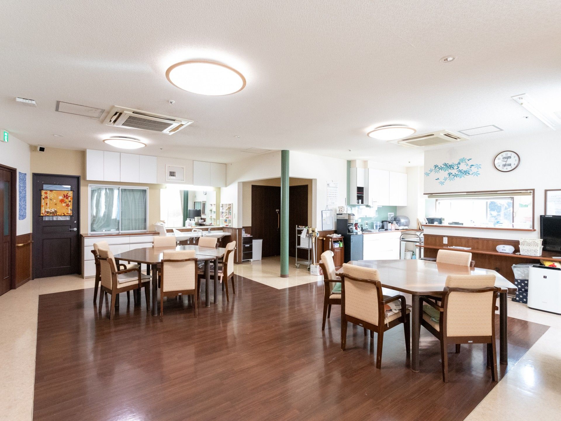 共有スペースの明るい食堂