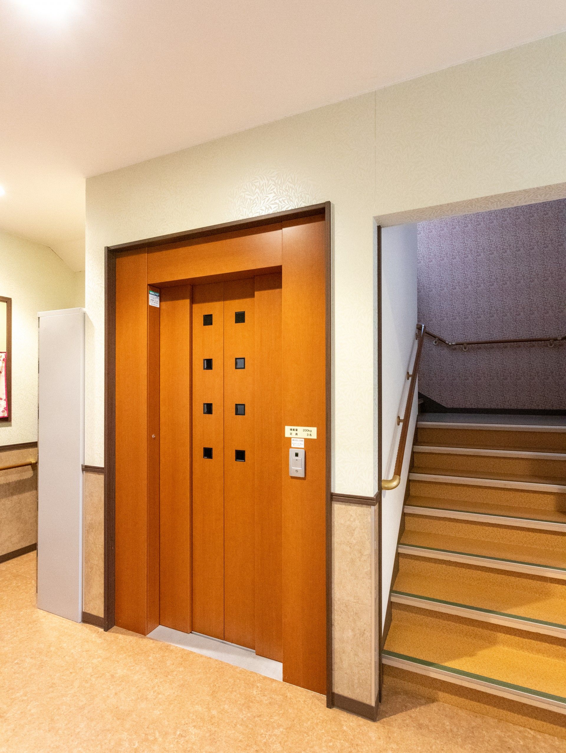 バリアフリーエレベーターと階段