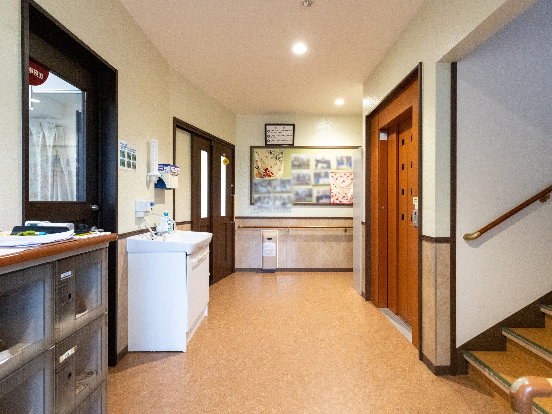明るい廊下の一角