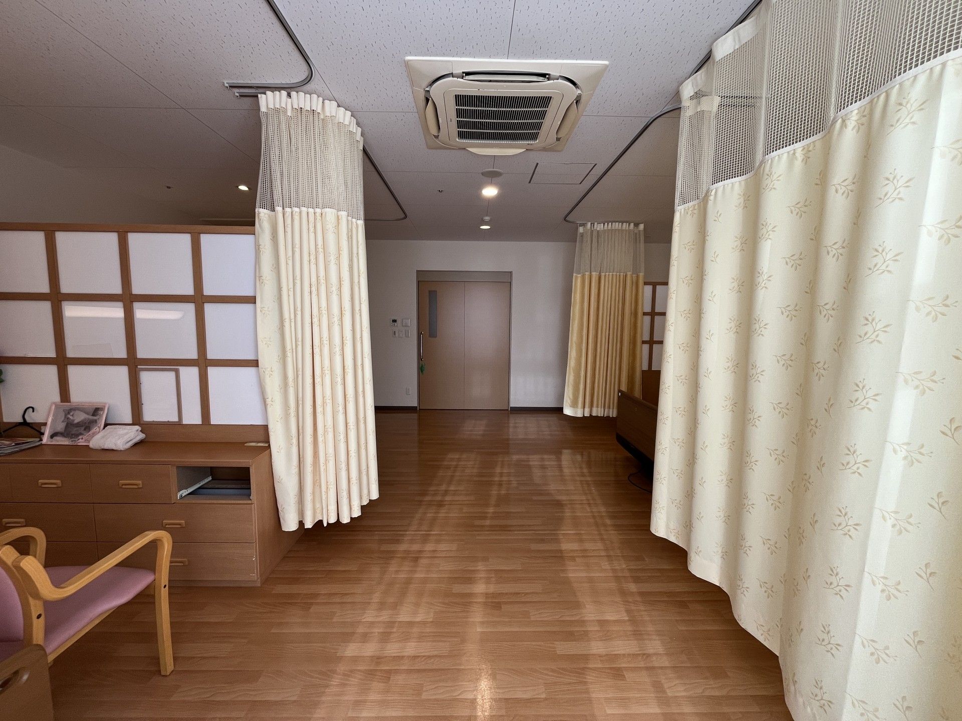 カーテンで仕切られた部屋