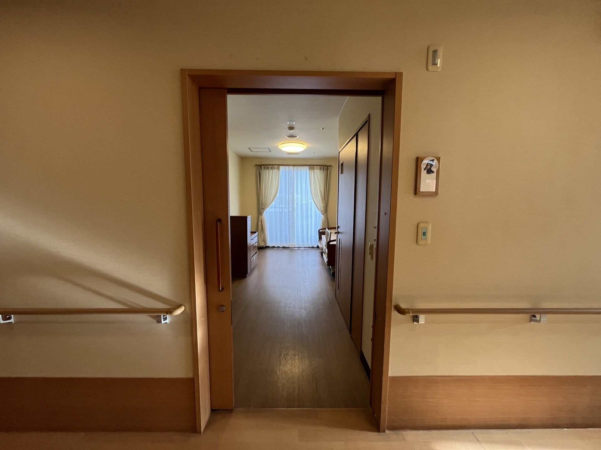 明るい個室の入口