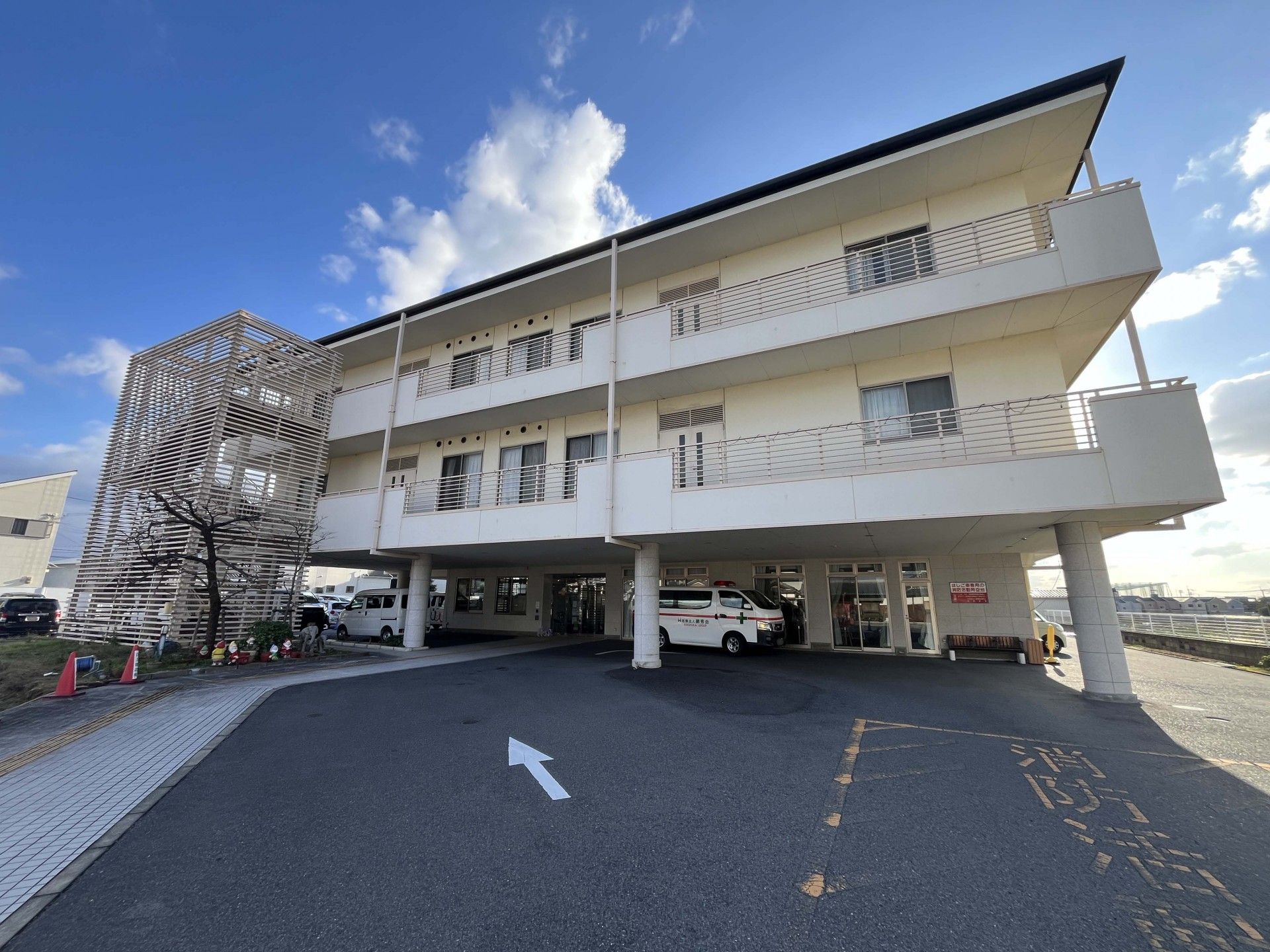 広い駐車場の建物外観