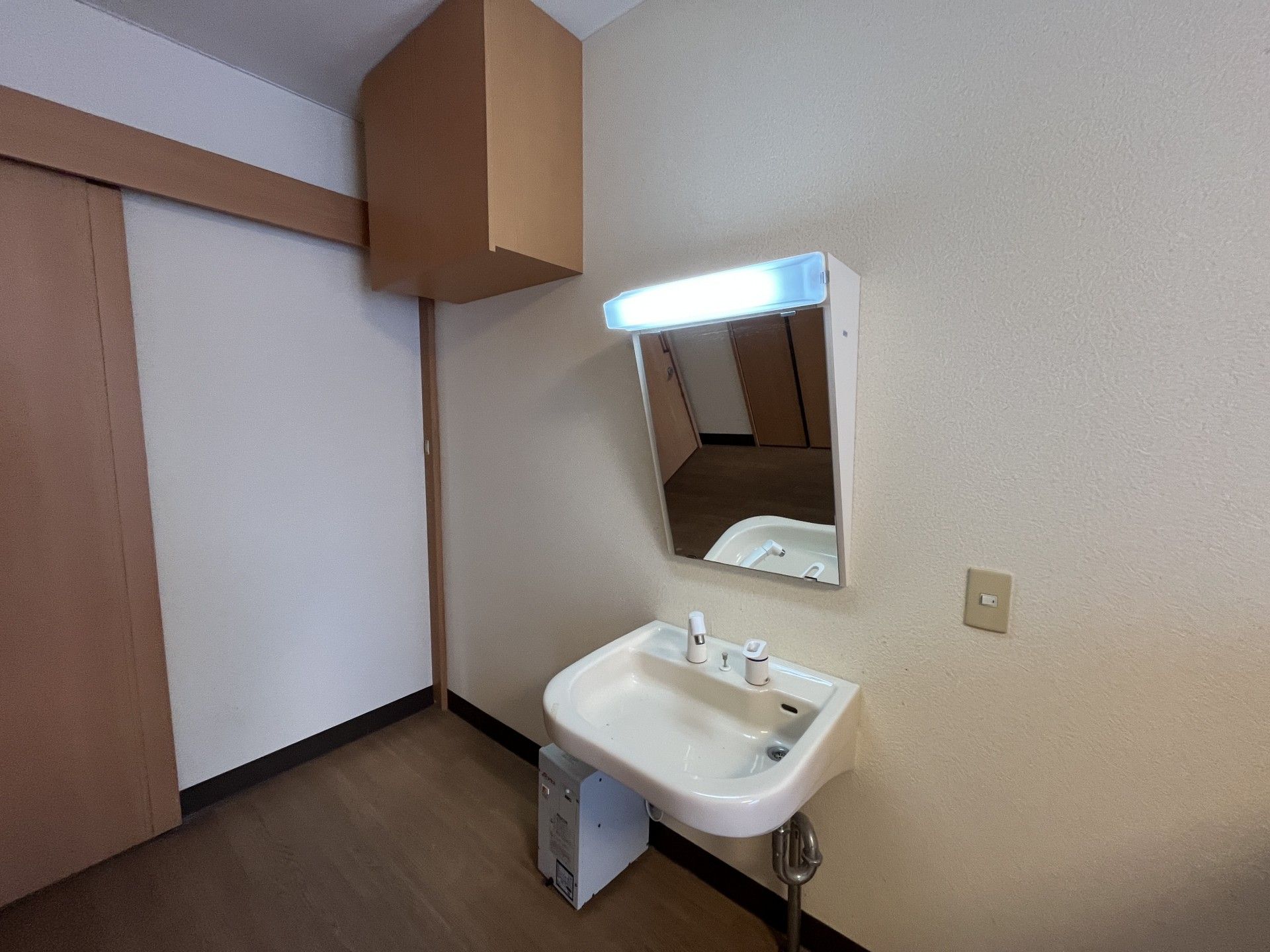 洗面台と鏡のある空間