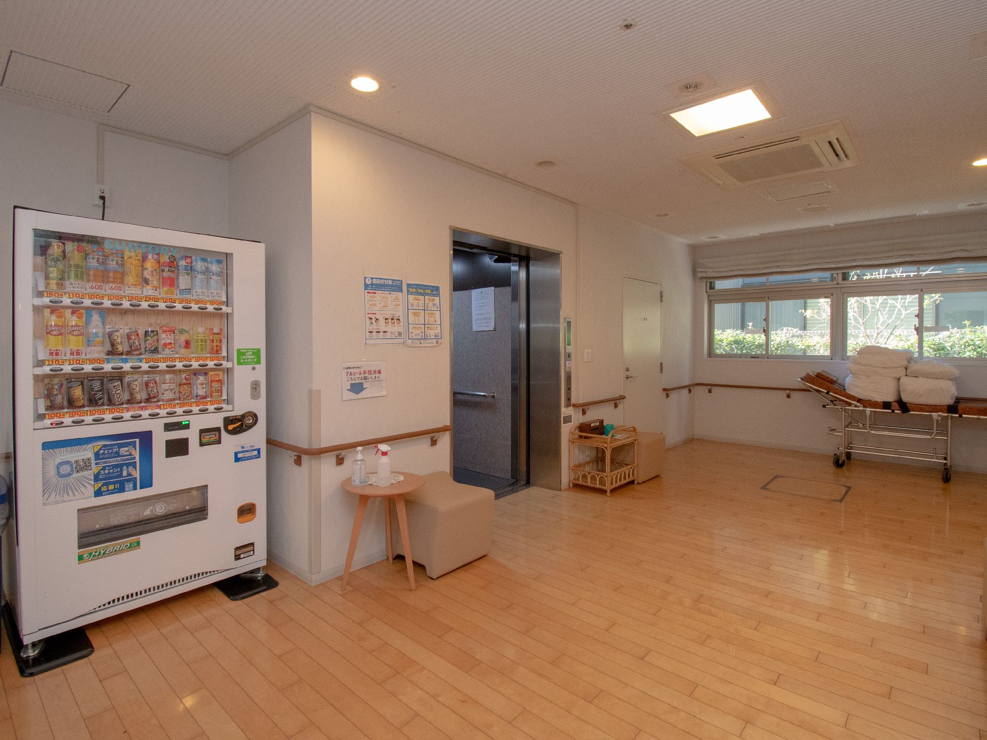 自動販売機が設置された廊下