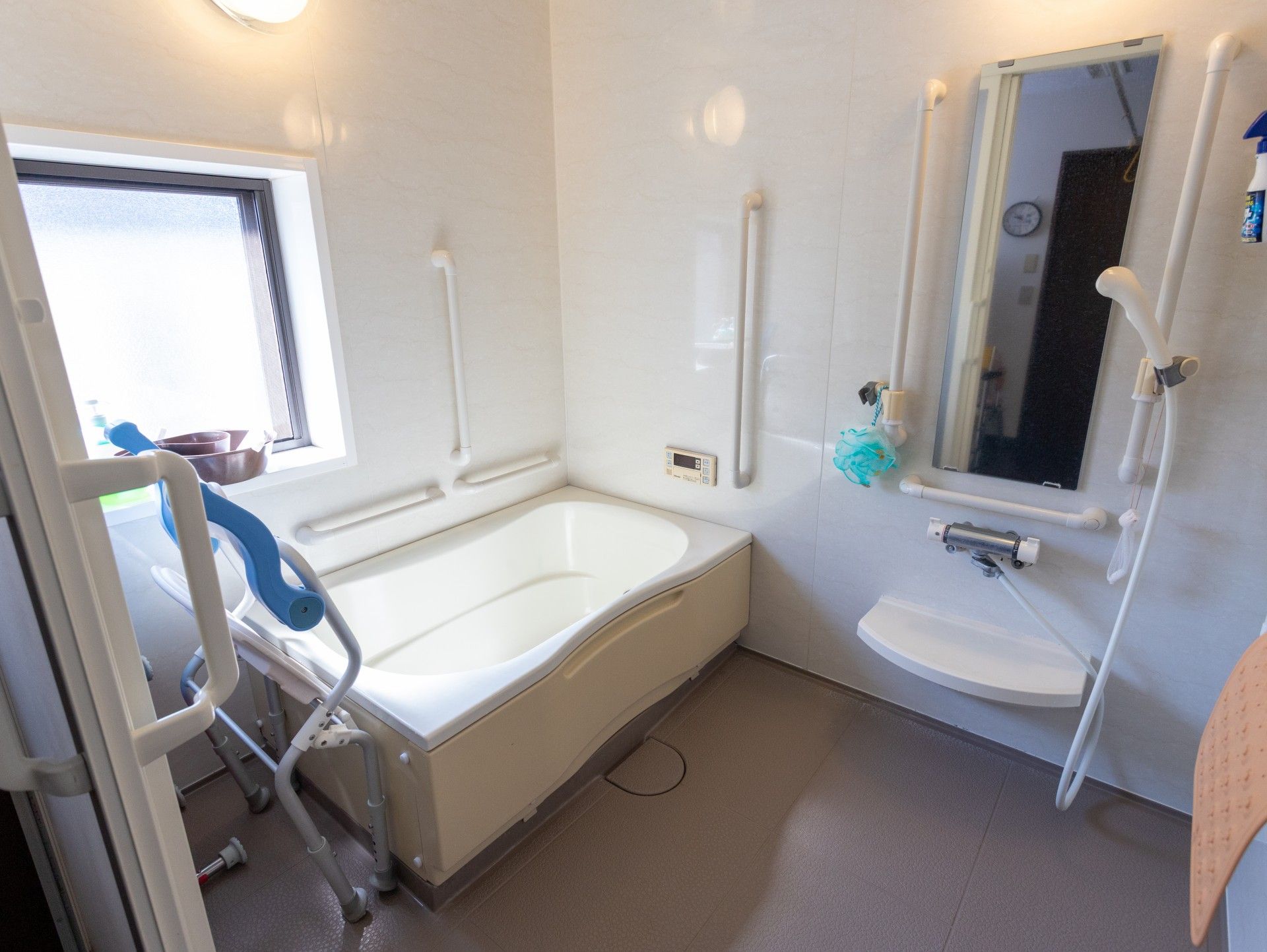 手すり付きの浴室