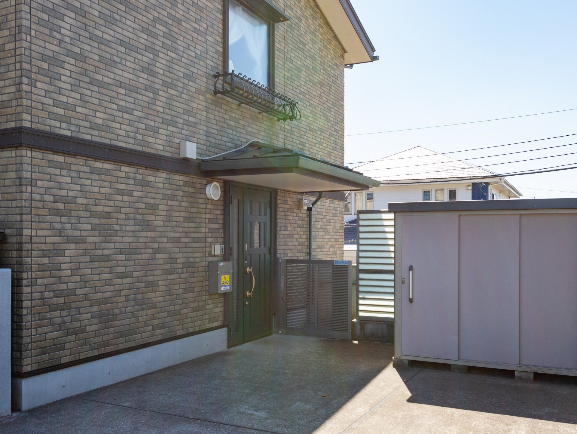 落ち着いた外観の玄関