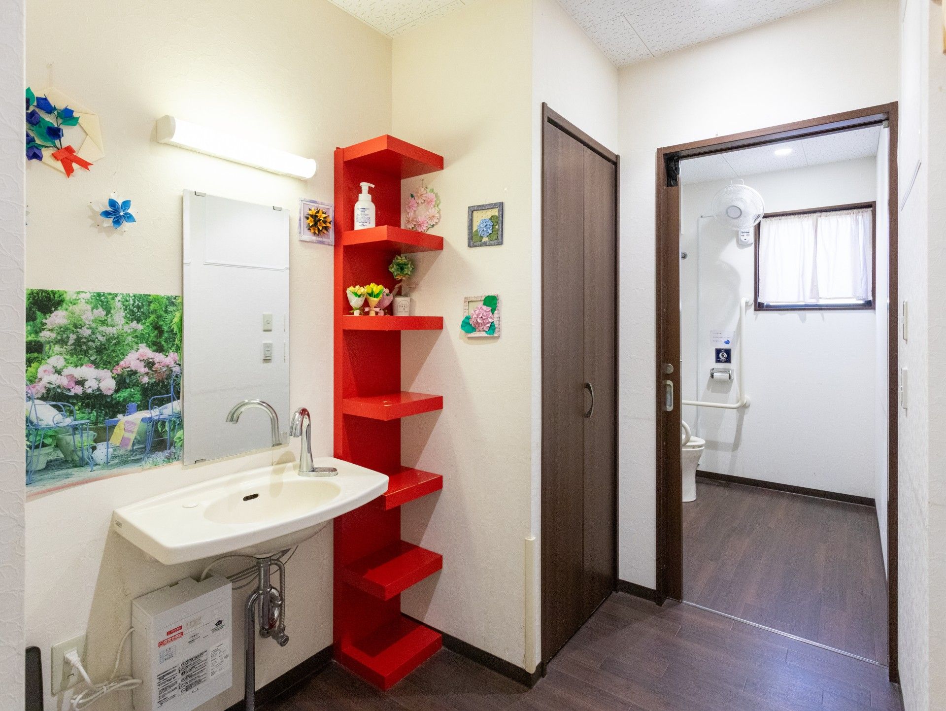 車いすに乗った男性と寄り添う介護スタッフ