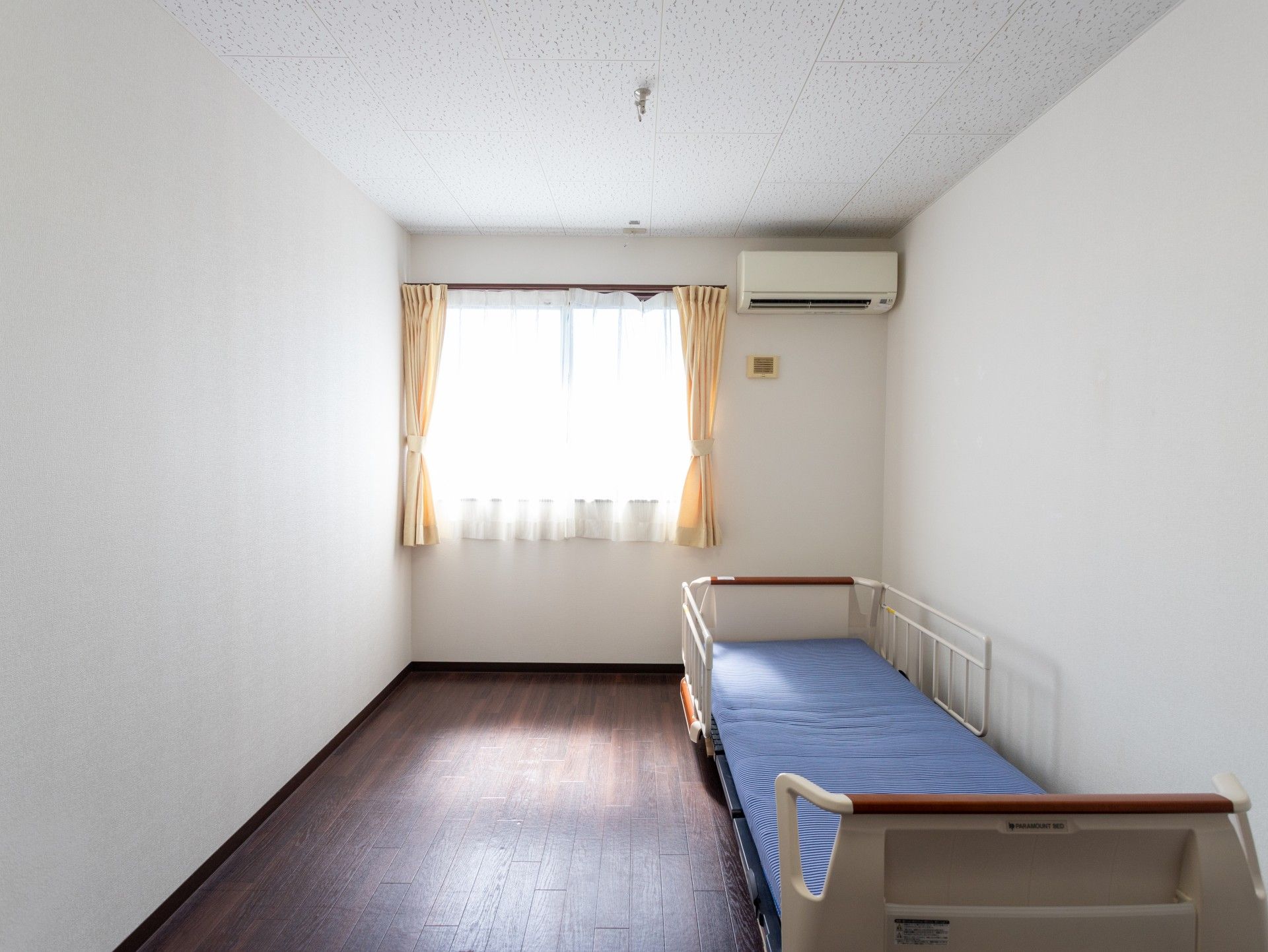 明るい個室のベッド