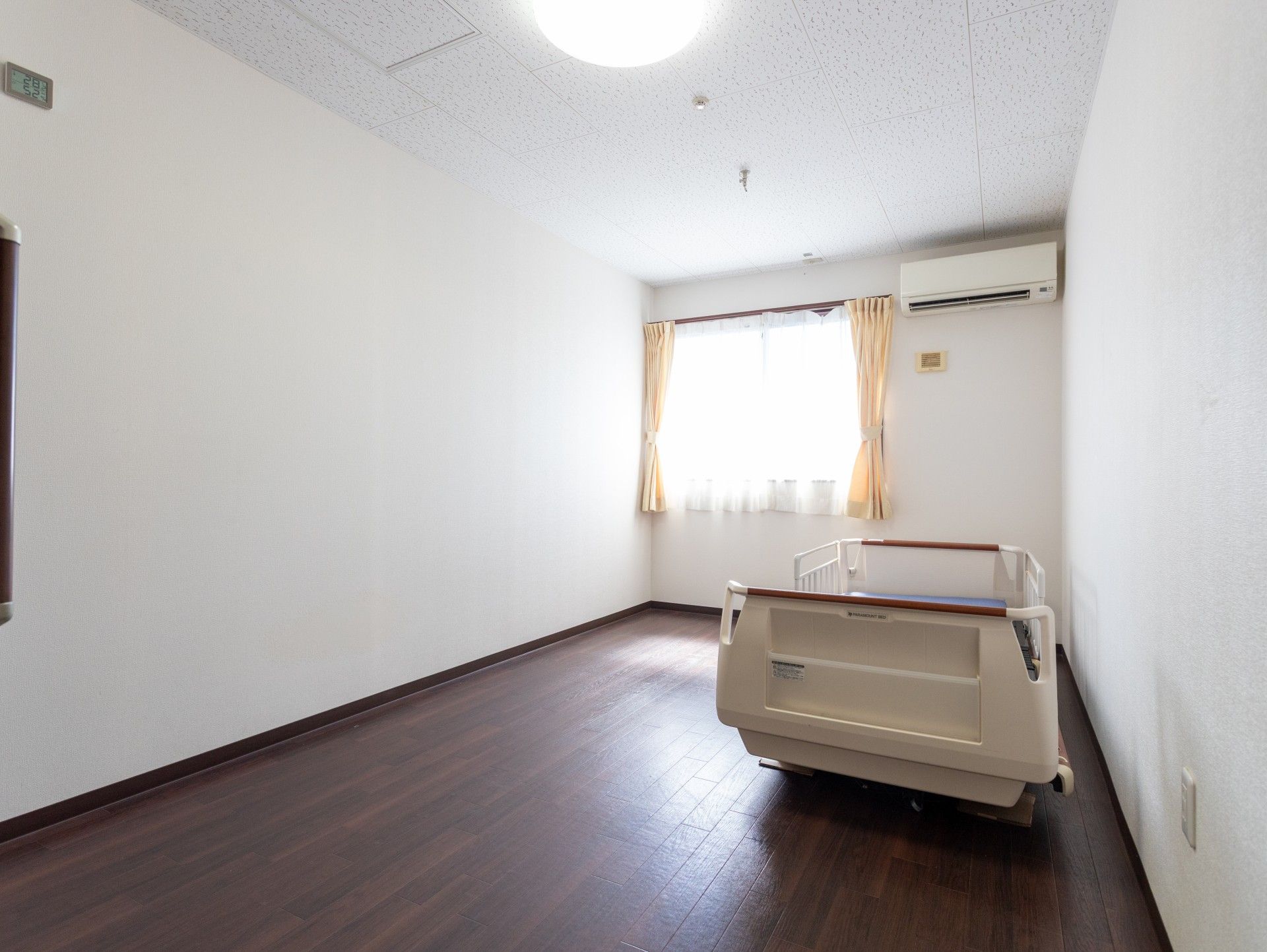 明るい個室のベッド