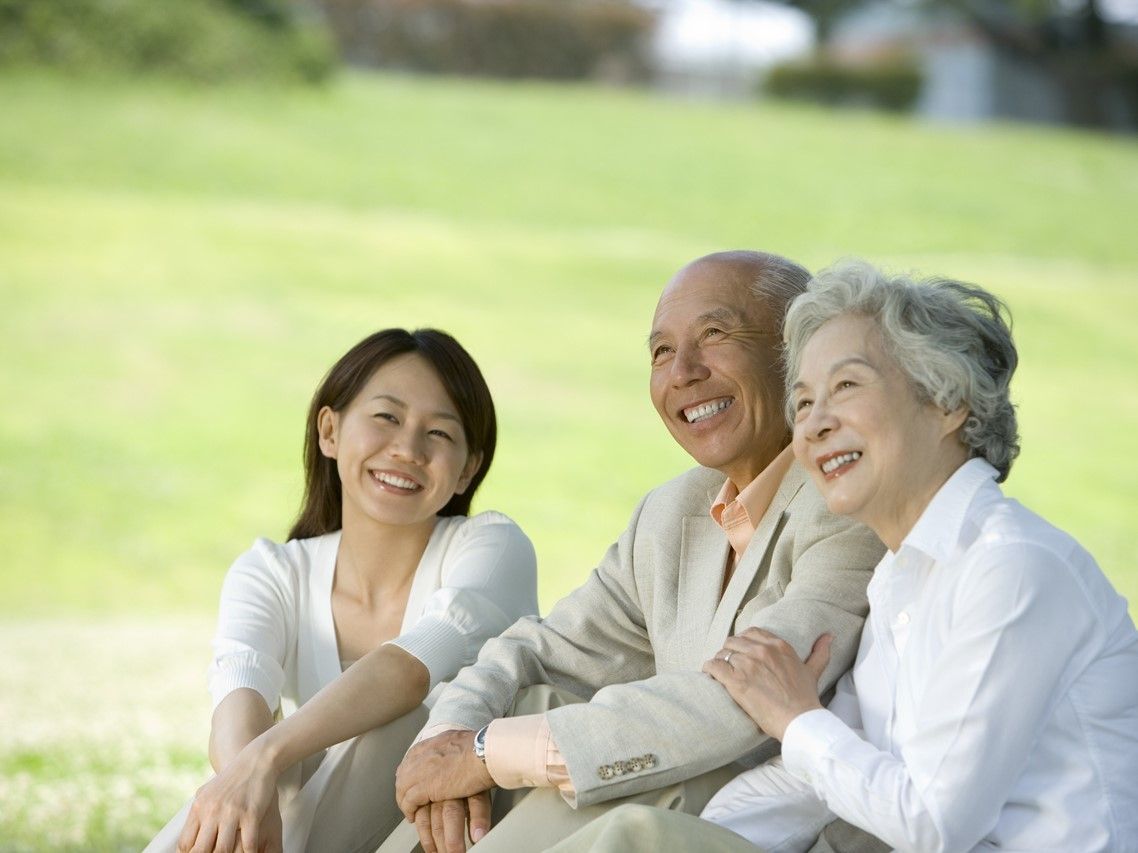 外でくつろぐ3名の男女