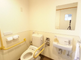 介護施設の明るいトイレ空間