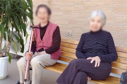 ベンチでくつろぐ様子