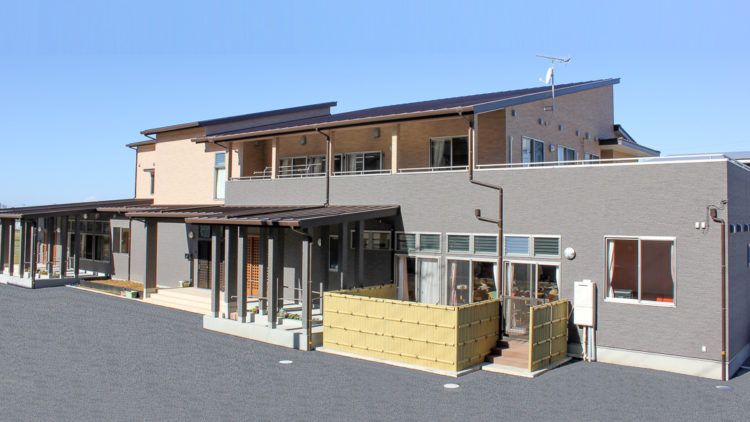 ゆったりとした建物の外観