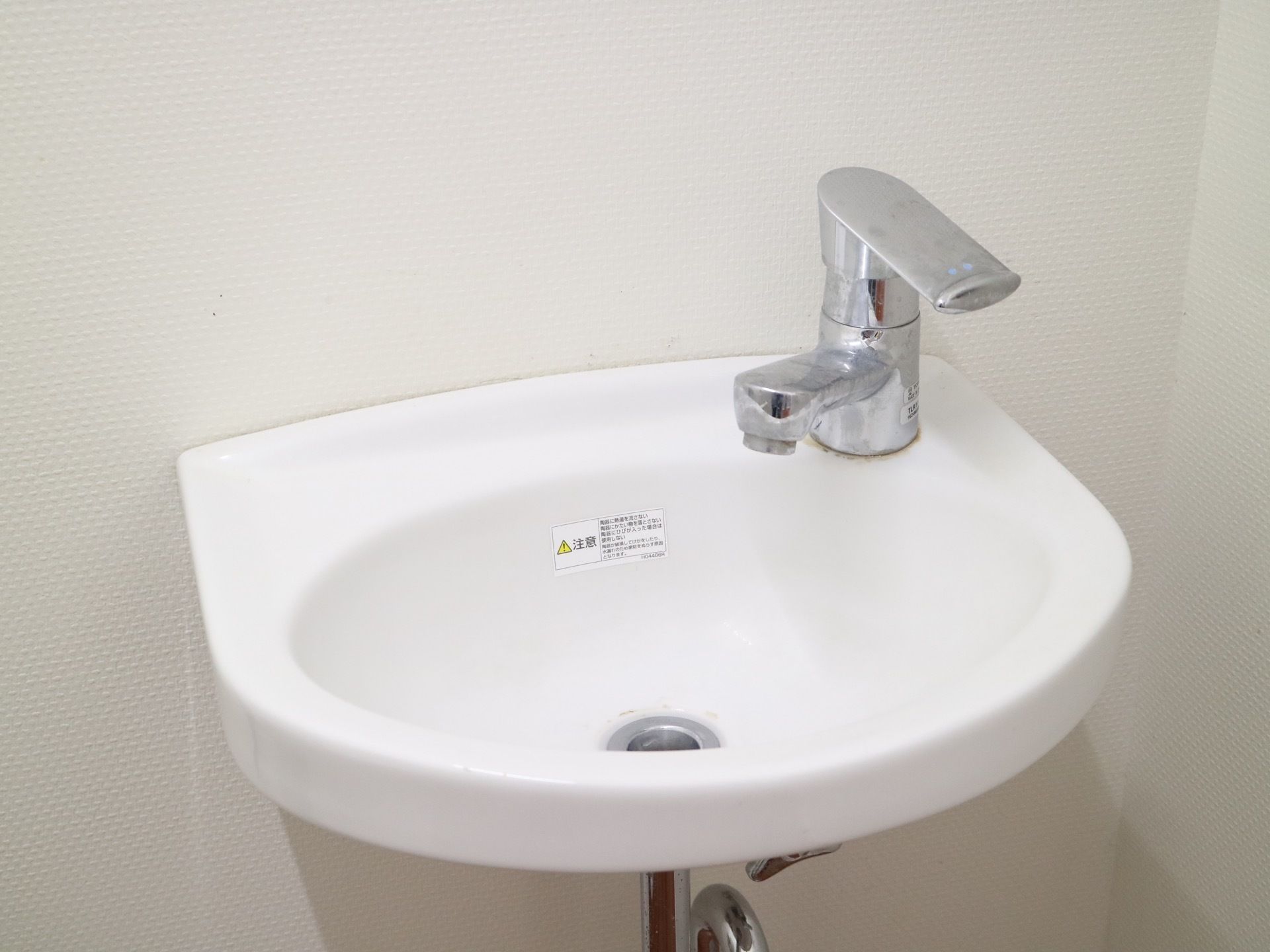 壁に取り付けられたコンパクトなサイズの洗面台である。水温や水量は、バーを操作することで簡単に調節が可能である。