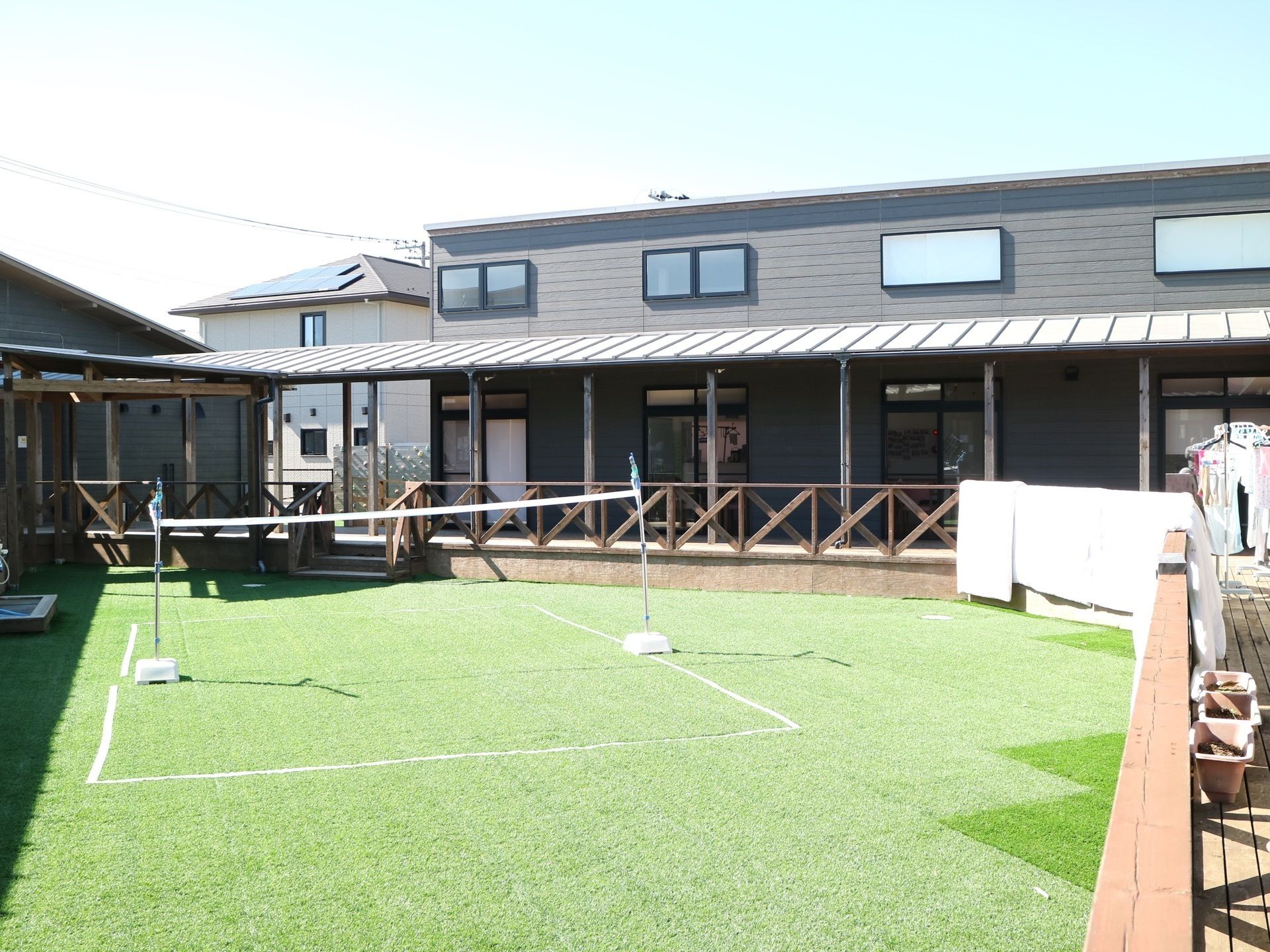施設内にある広場である。日光がよく差し込み、芝生の上で入居者様は身体を動かして時間を過ごすことができる。