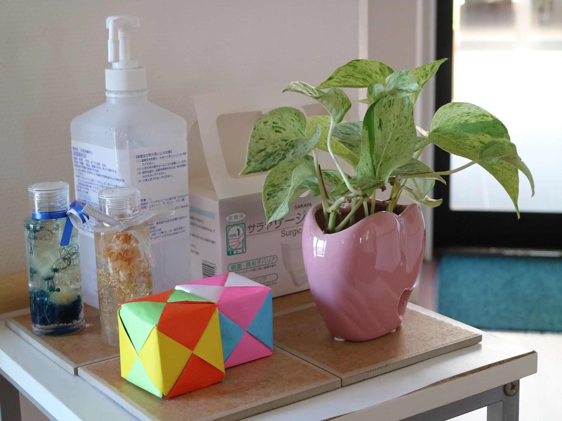 テーブルの上には植木鉢や水生植物が置かれている。そのほか、アルコール消毒のスプレーやマスクが自由に使用可能。