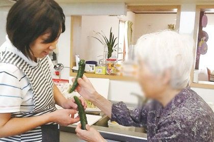 野菜を手にする二人