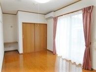 窓から明るい日差しが差し込む明るいワンルーム。大きな収納が付いている様子