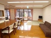 広めの食堂とソファがあるリラックススペース。明るい窓から日差しが差し込んでいる様子