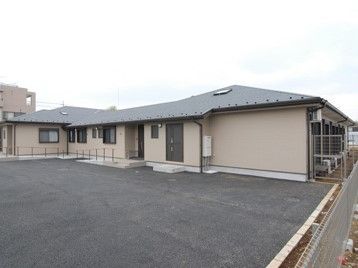 駐車場スペースがある平屋建ての建物の様子。グループホーム風早の里の外観