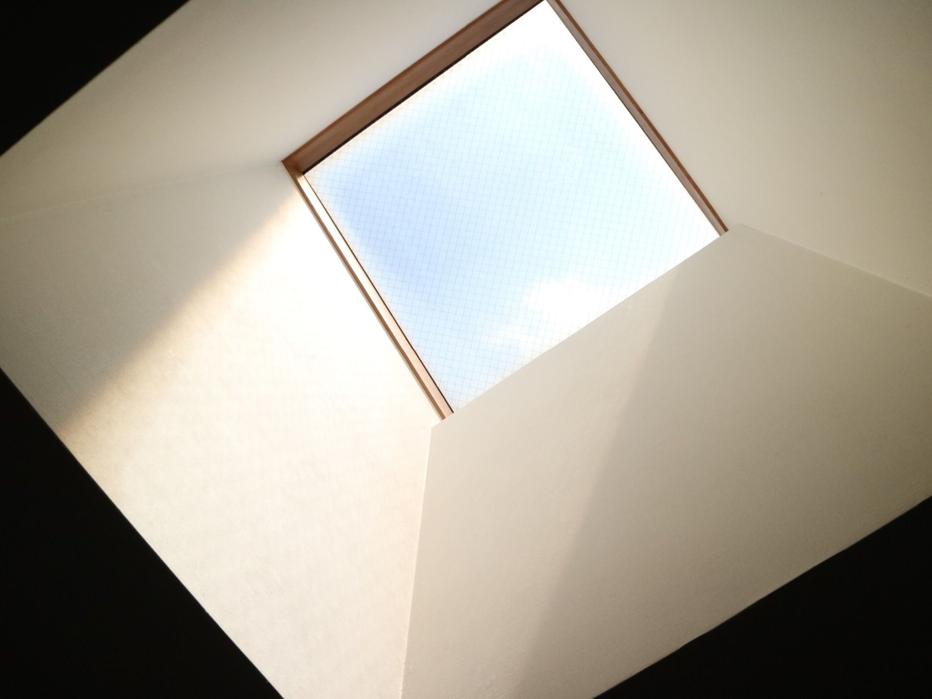 天井には木枠の窓があるため、自然光が入ってくる。飛散防止のためのワイヤーが入った、ガラス窓がある。