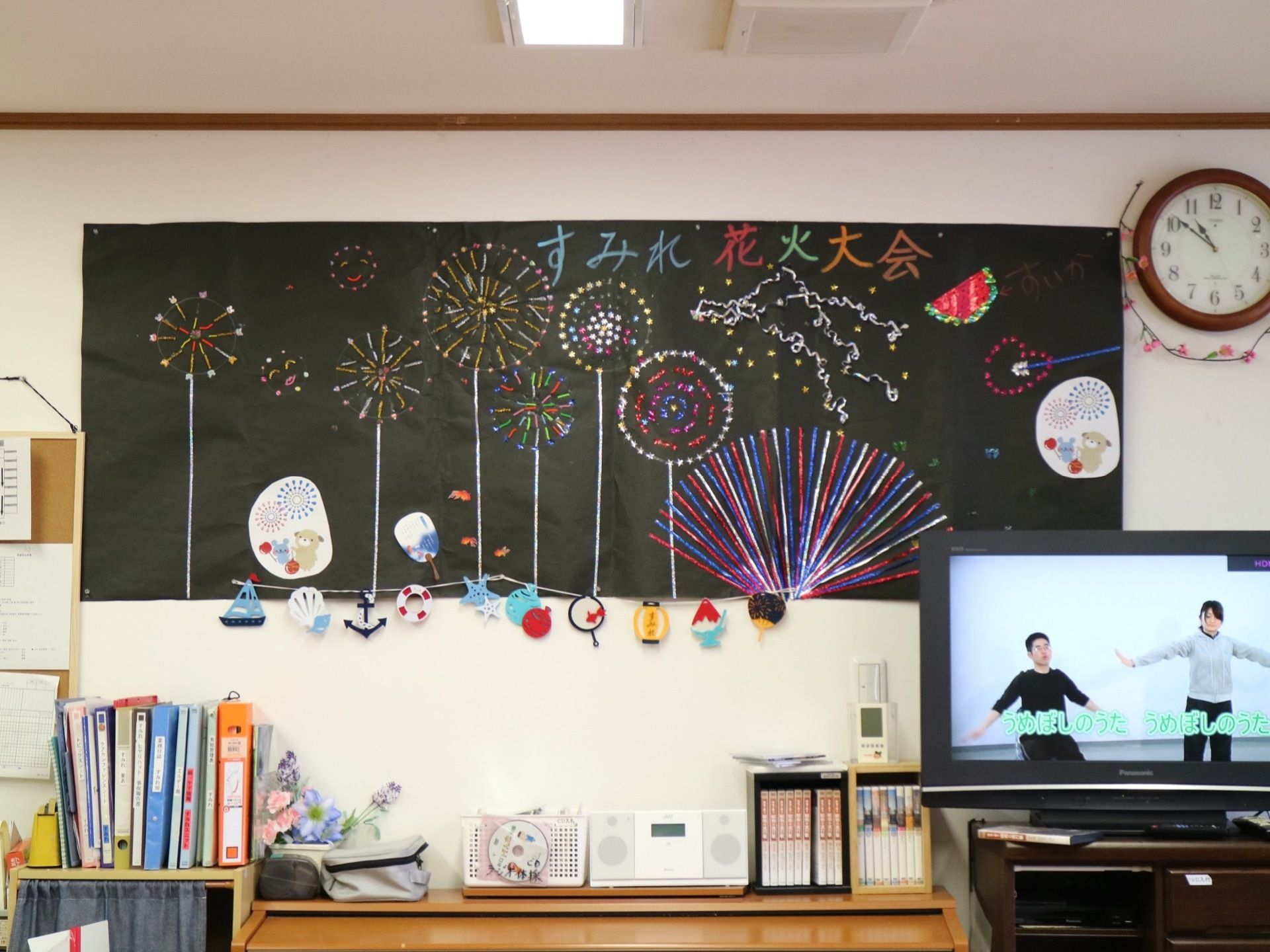 入居者様が集う場所に、季節が感じられるハンドメイドの飾りを貼っている。テレビを観る空間で、四季折々の話題を取り上げるきっかけになる。