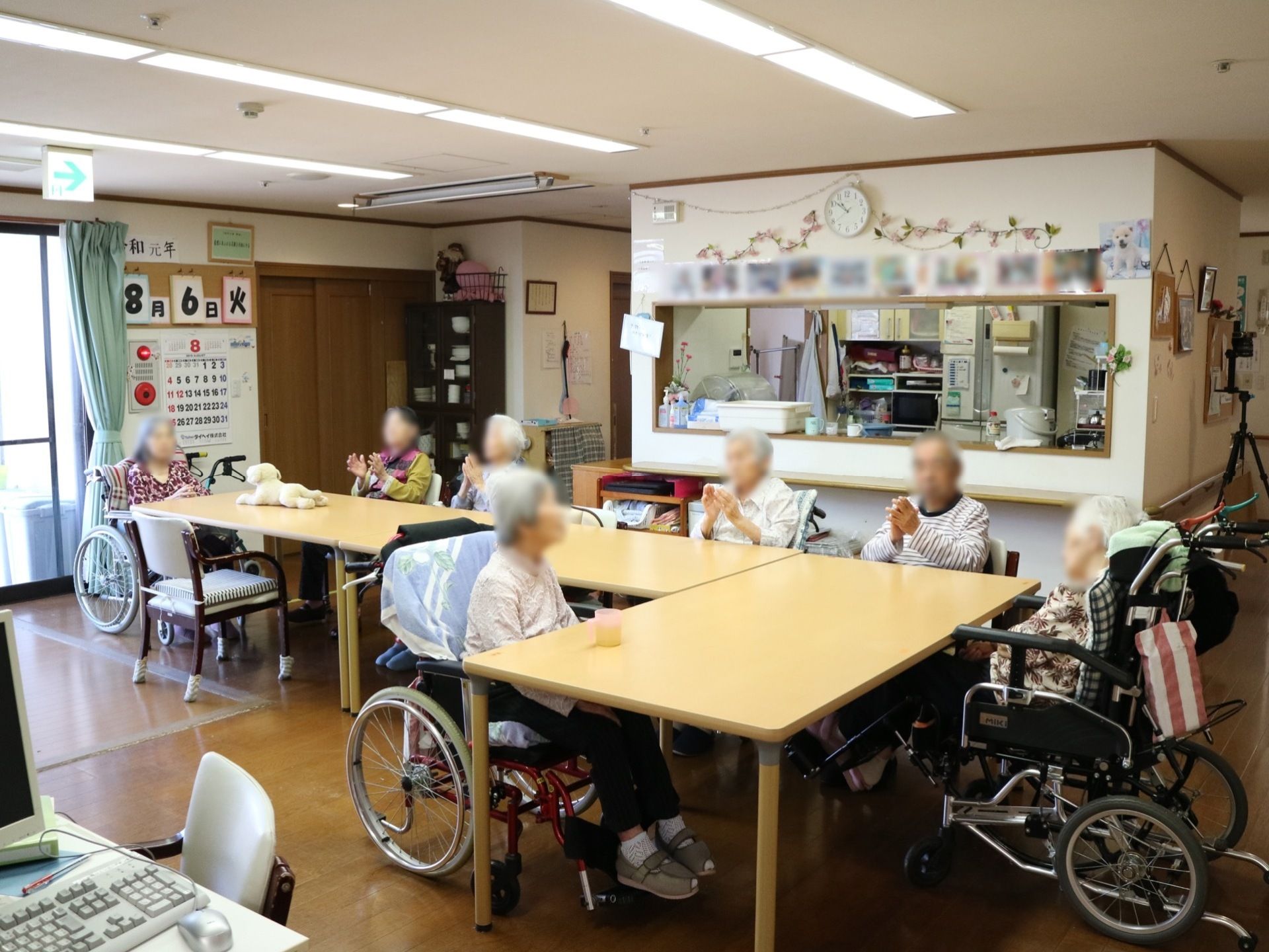 ダイニングセットが置かれたリビングダイニング。レクリエーション活動や食事を入居者様が集まって行い、交流を図る場所でもある。