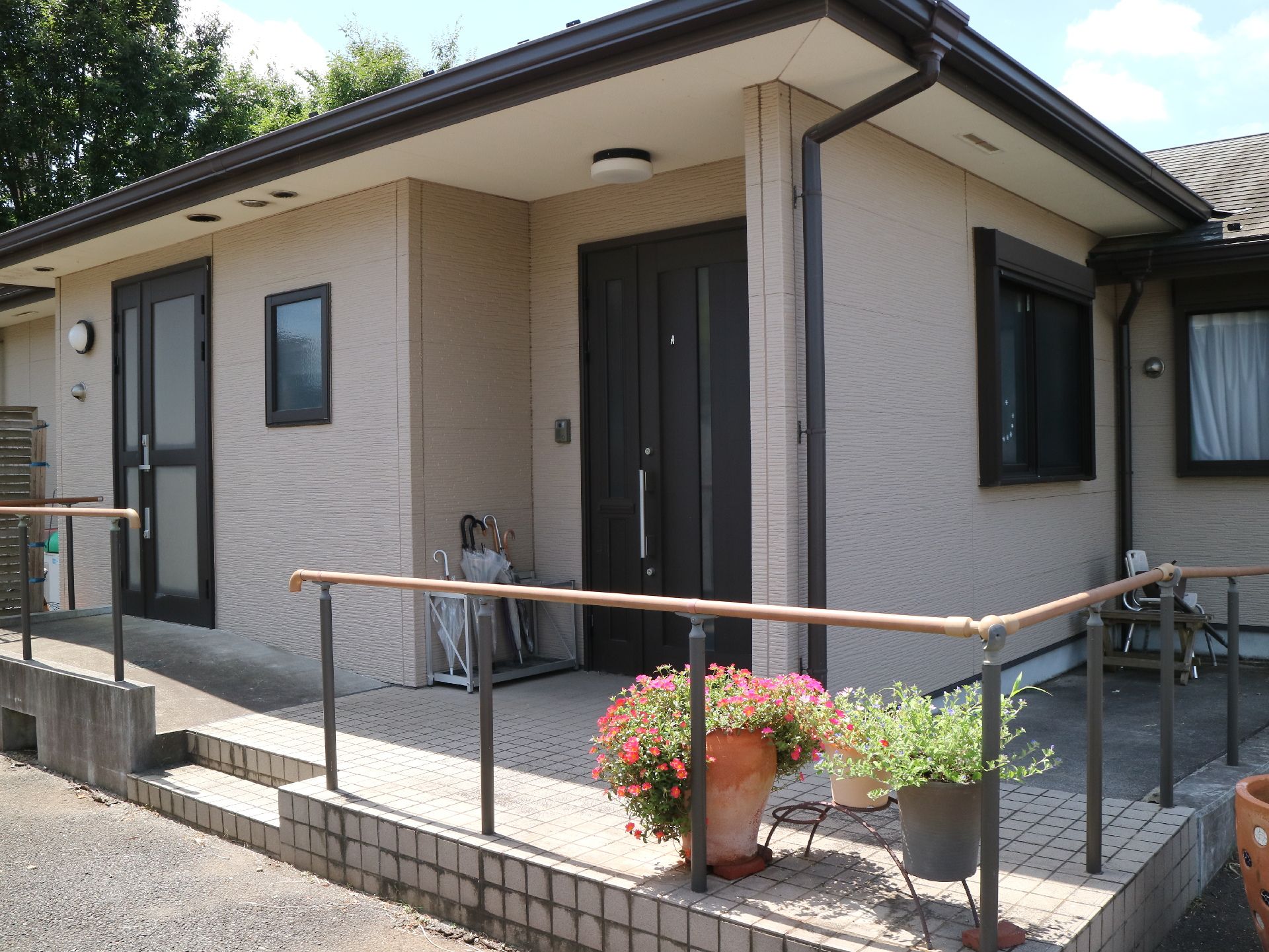 個室の外観と花壇
