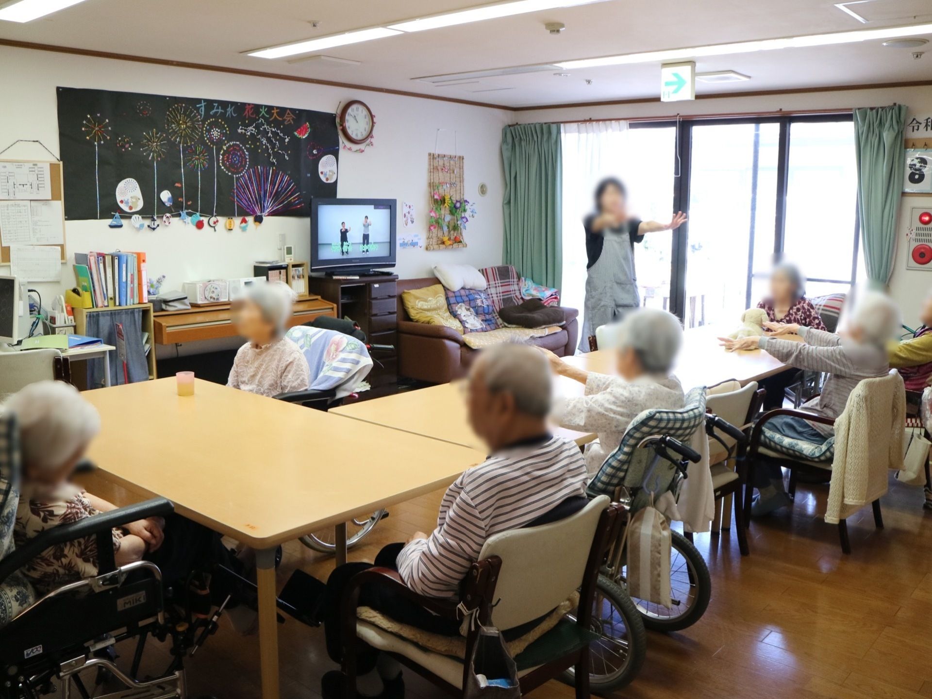 共有スペースでくつろぐ利用者