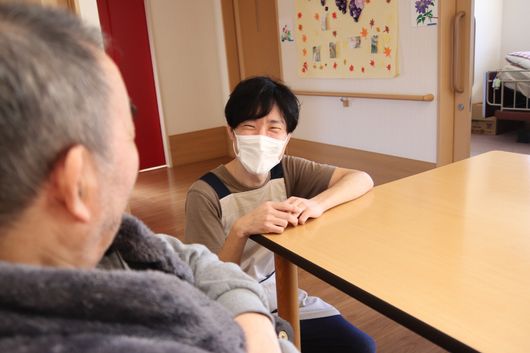 利用者様と談笑