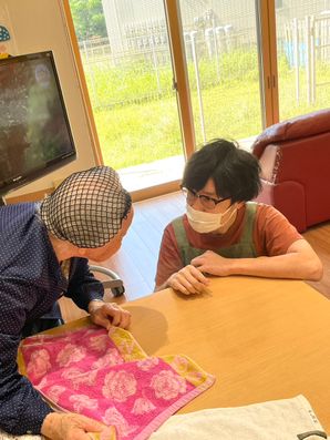 利用者様と談笑