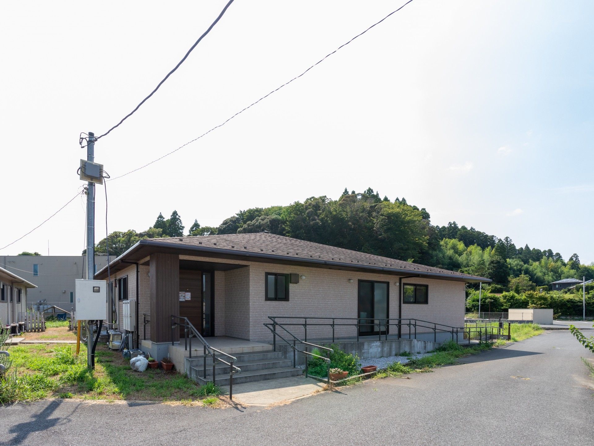 ゆったりとした外観の建物