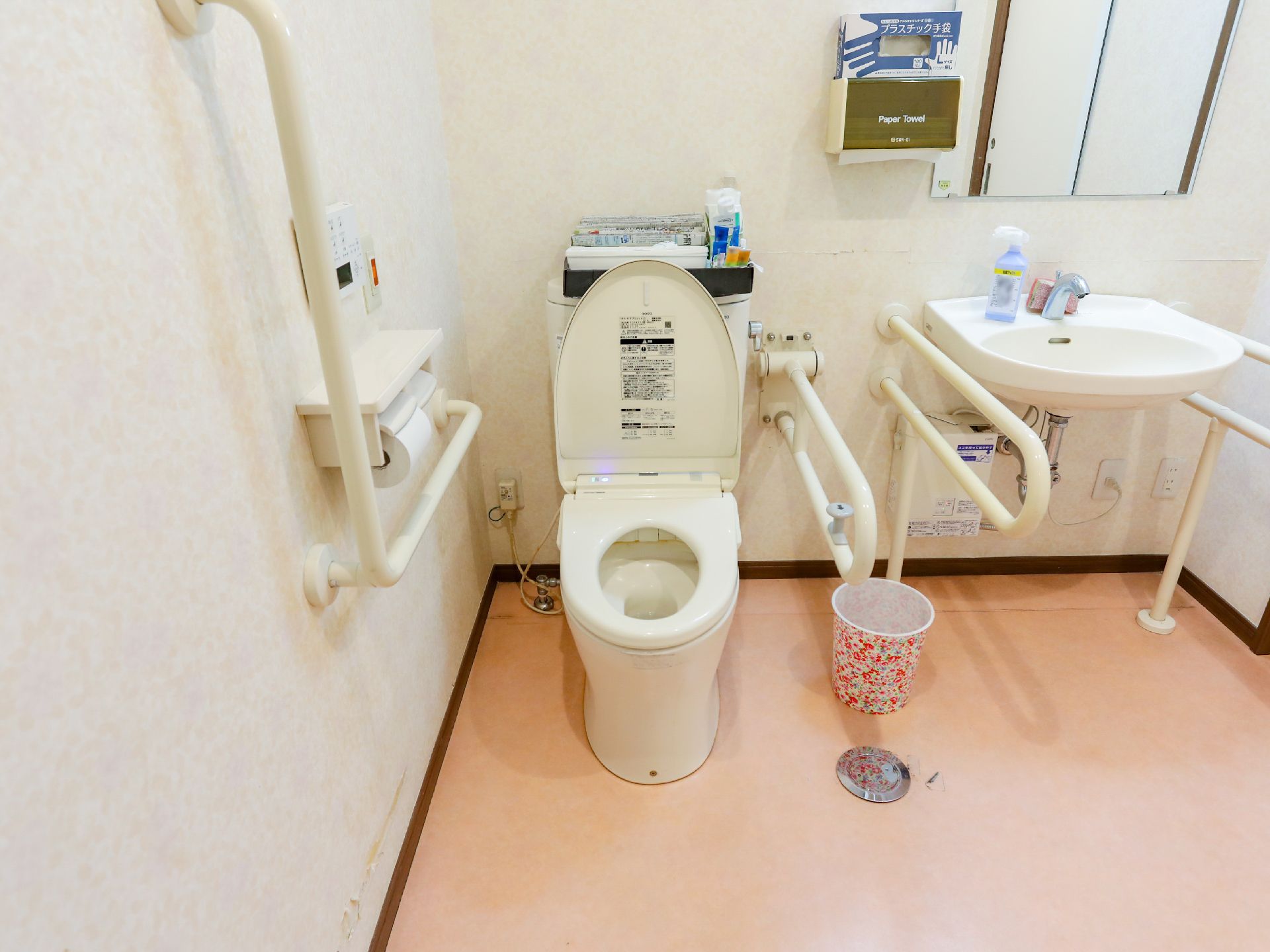 Ｌ字型手すりが設置されたトイレ