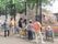 動物園への外出を楽しんでいる入居者の様子。車いすを利用している入居者も一緒に出かけている。