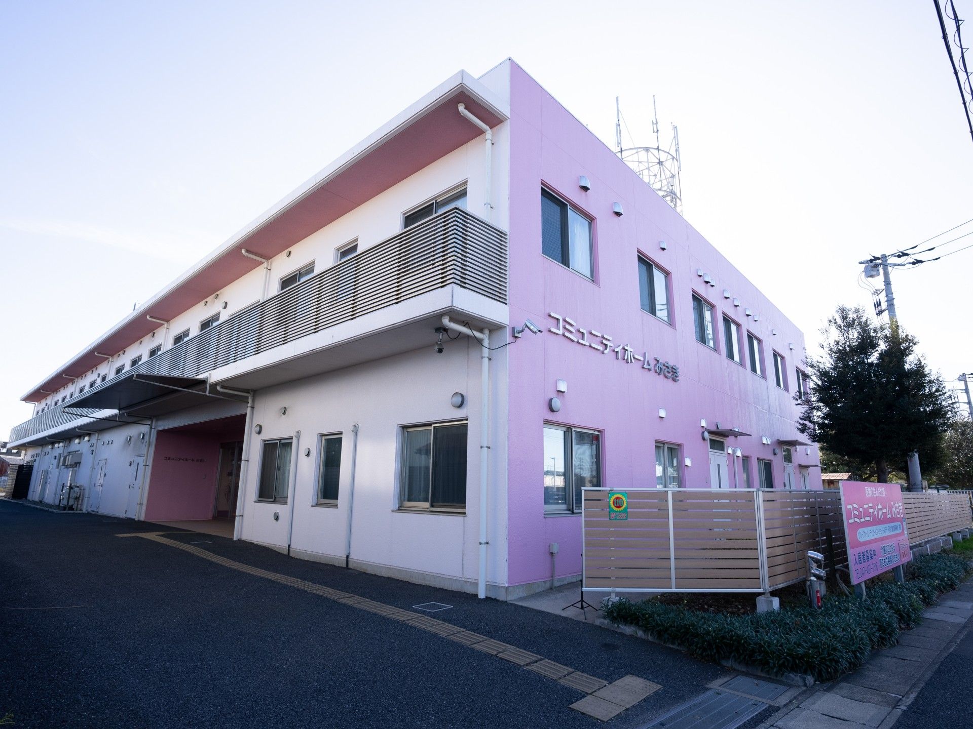 車いすの女性と医療スタッフ