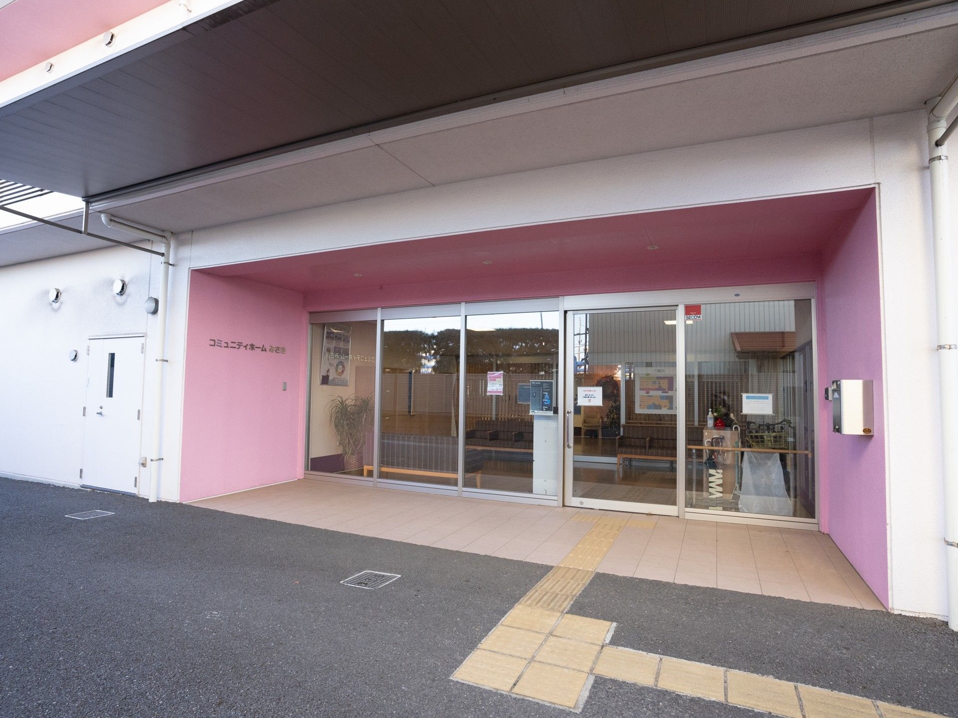 エントランスの広々とした入口