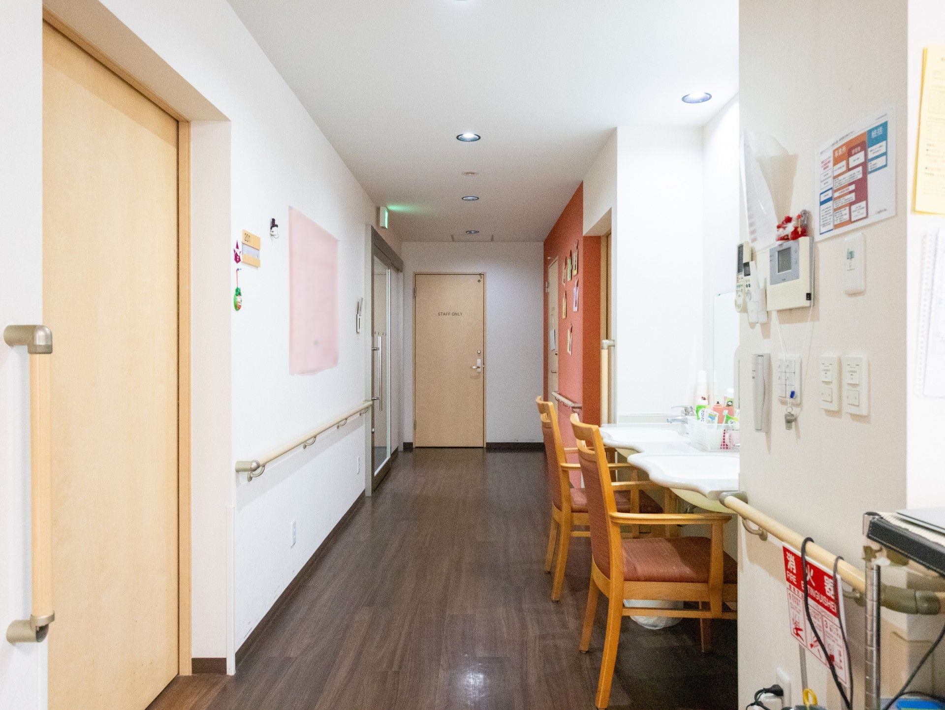 明るい廊下と洗面台