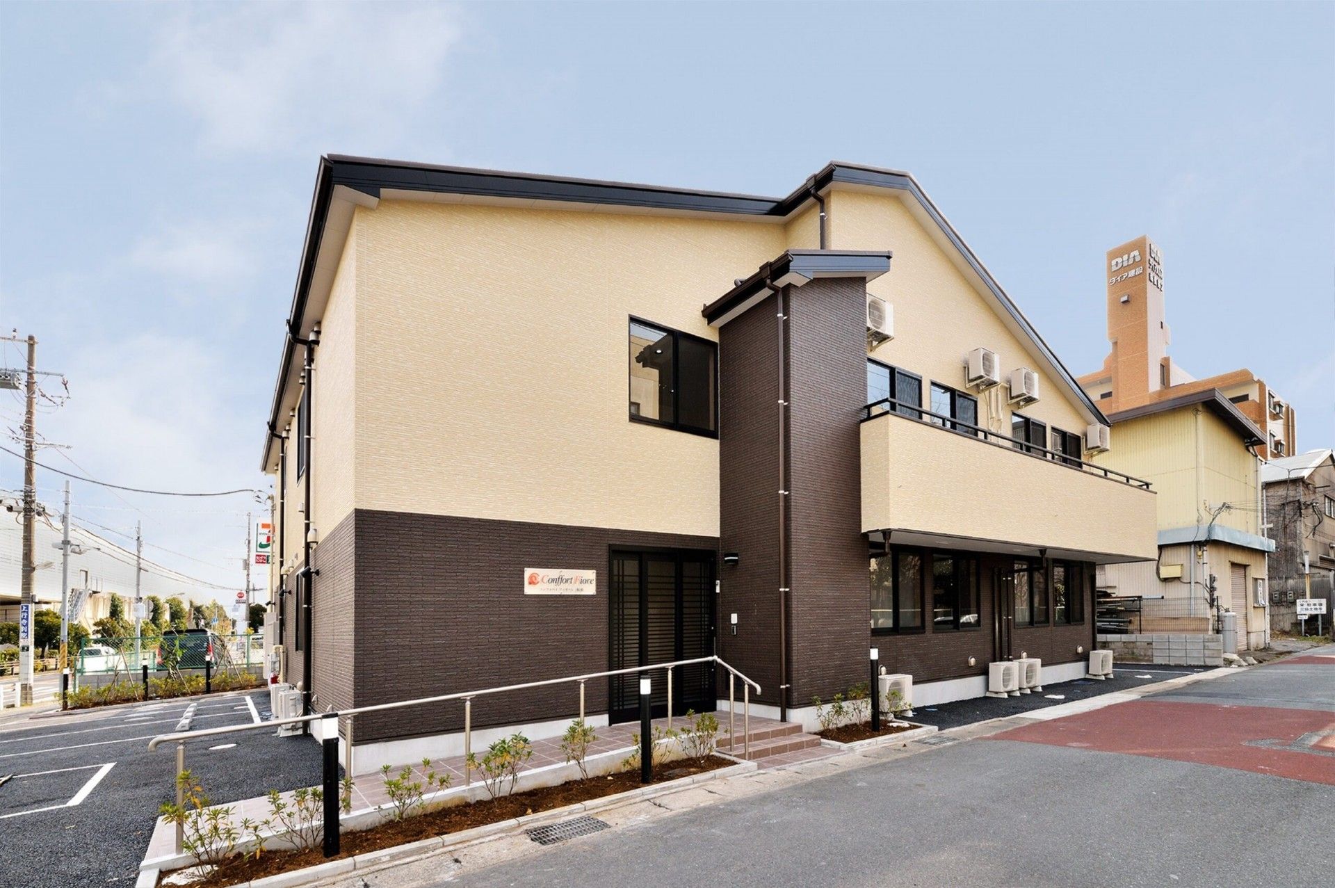 落ち着いた外観の建物