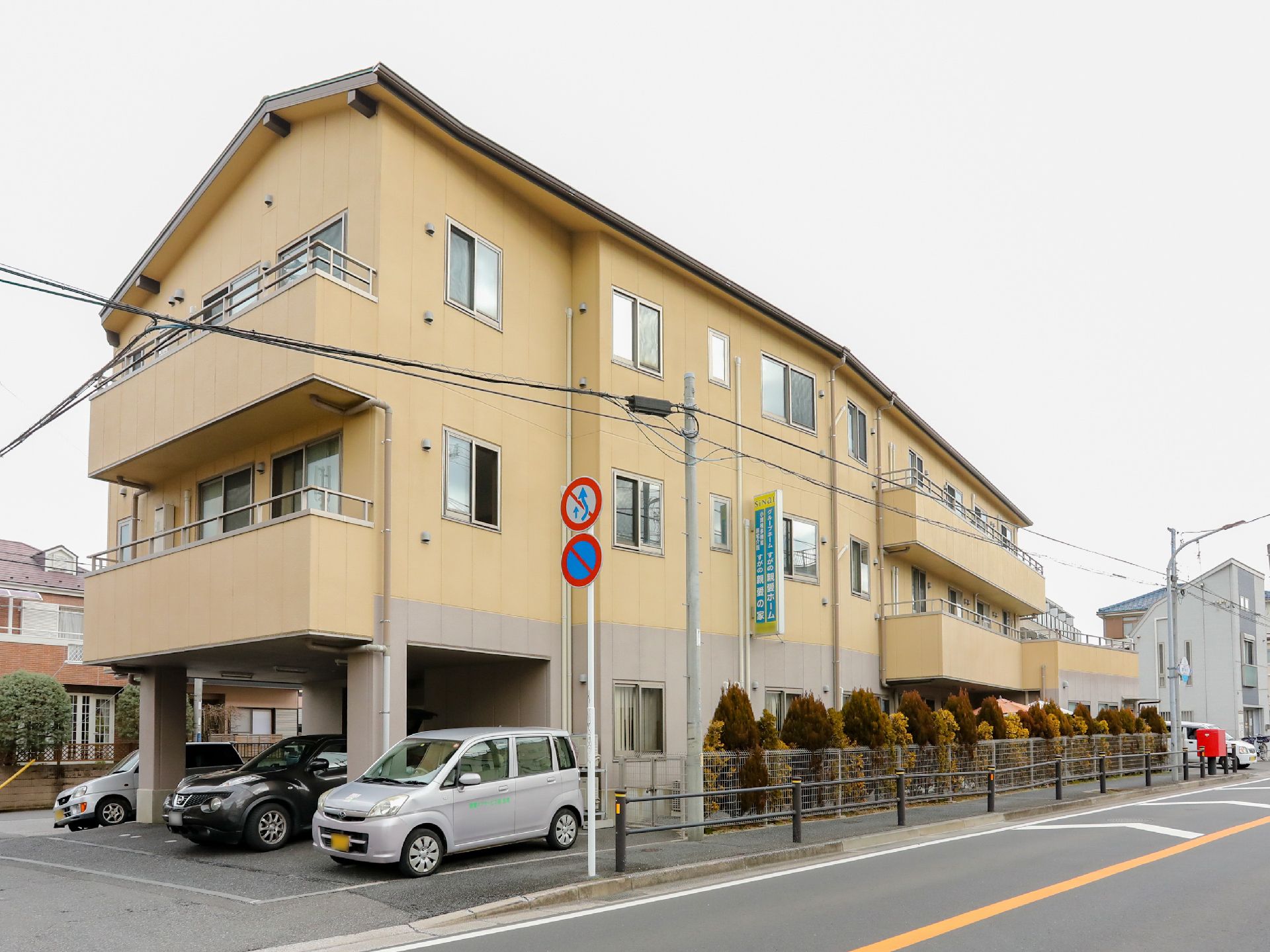 3階建ての駐車場付きの建物