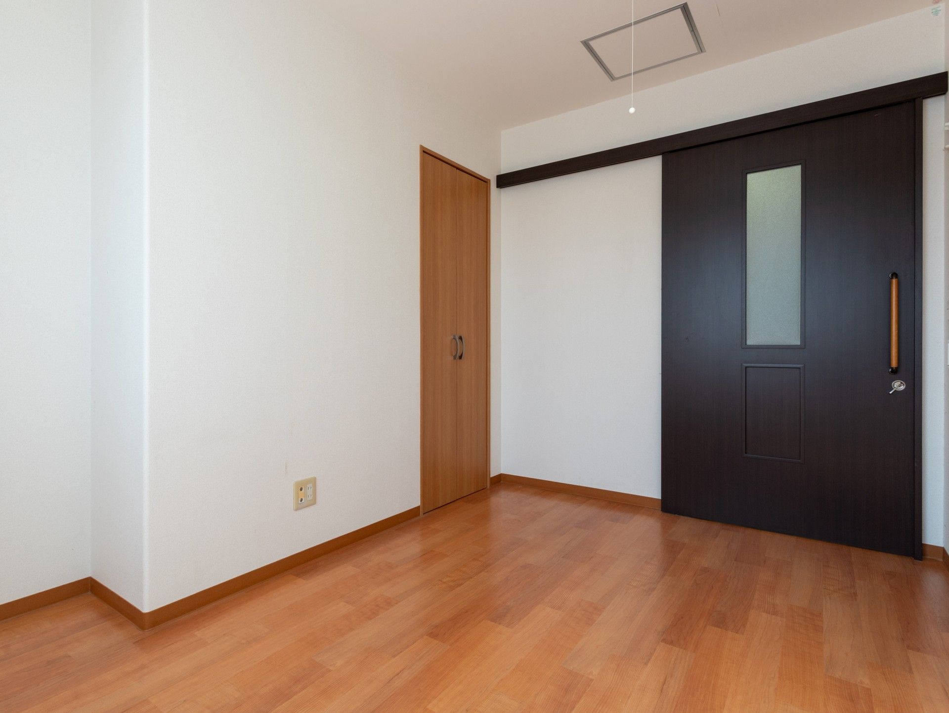 落ち着いた色調の部屋