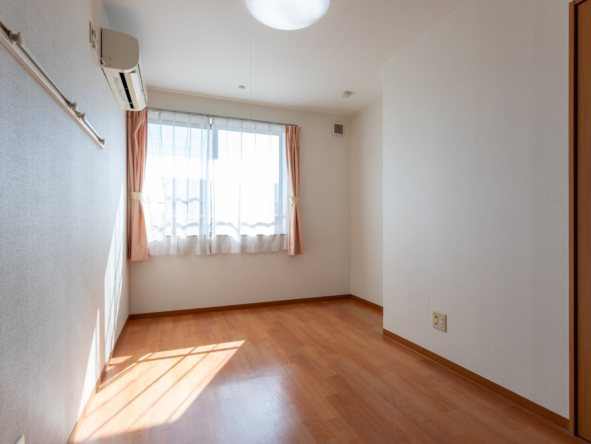 日差しが差し込む部屋