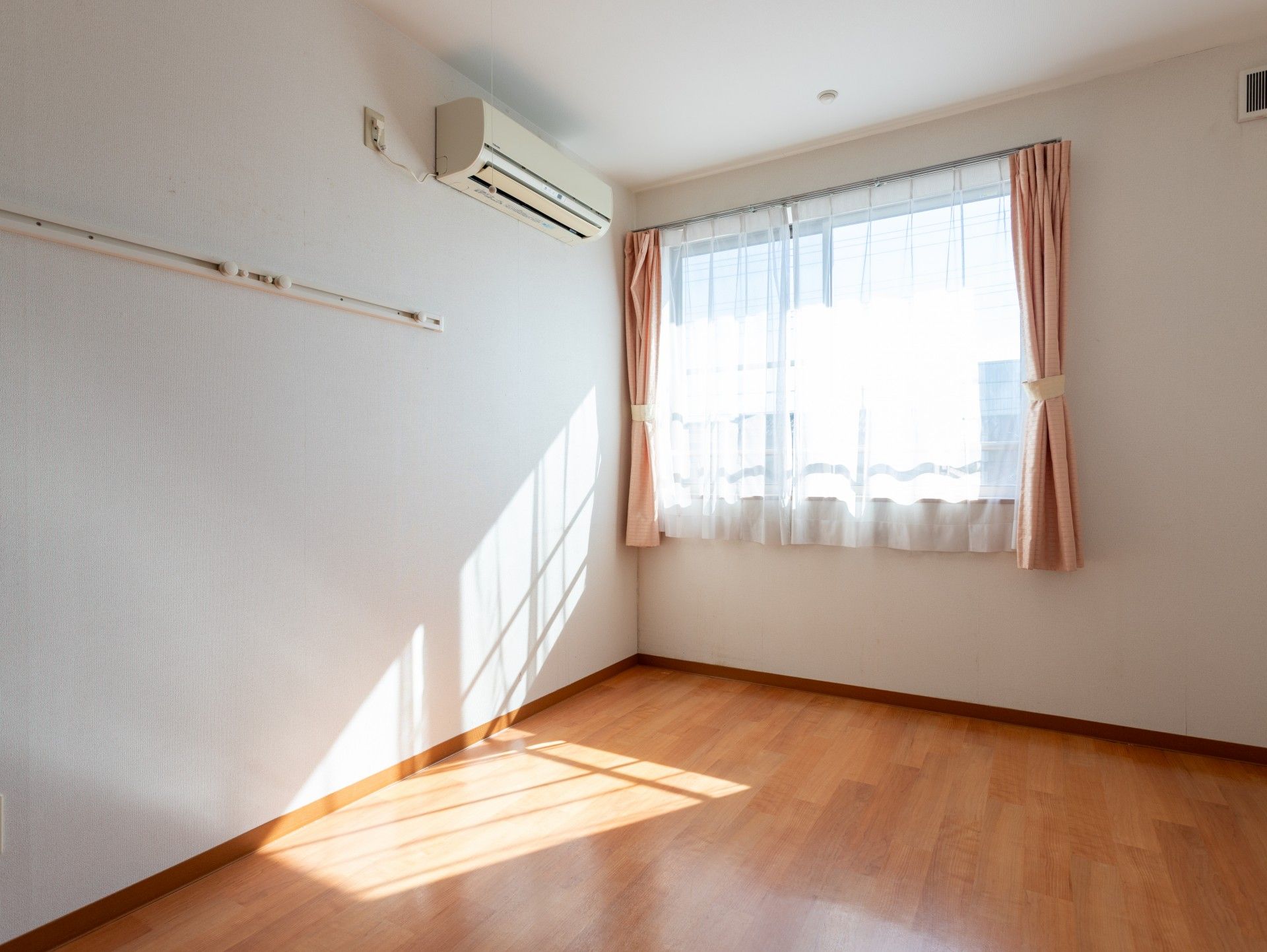 日差しが差し込む部屋