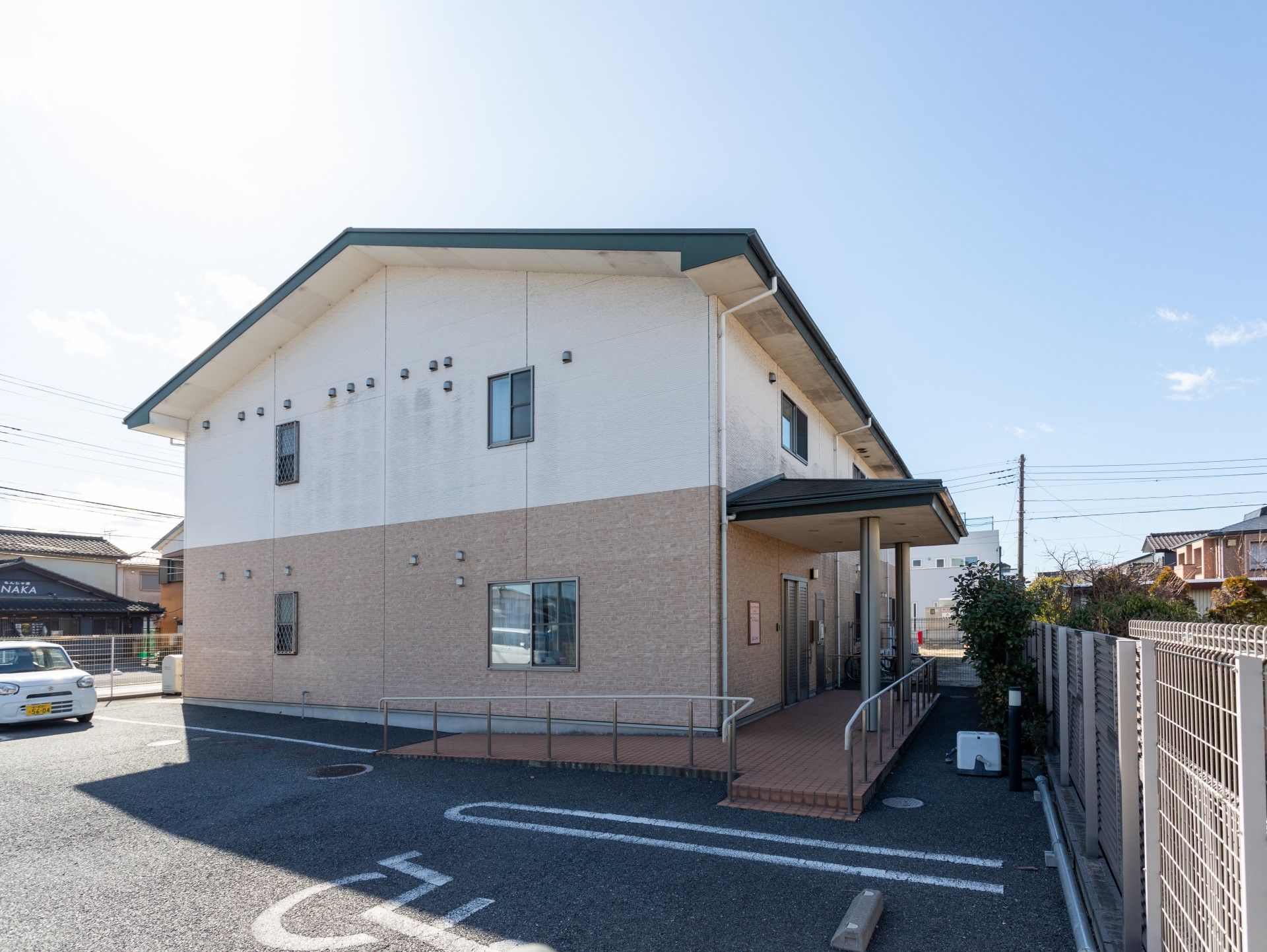 駐車場付きの建物外観