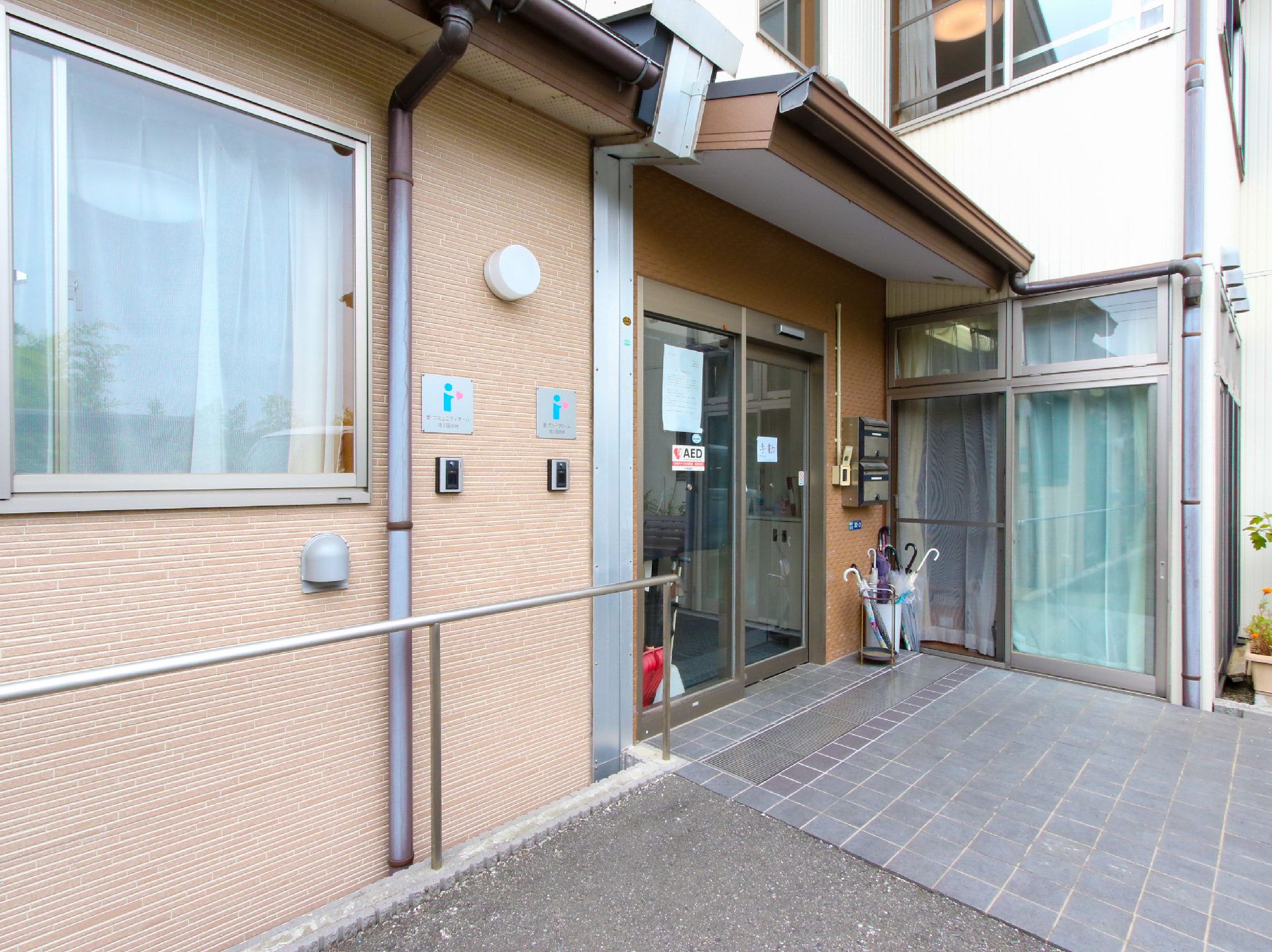 バリアフリー化され、段差ができる限り解消されている玄関