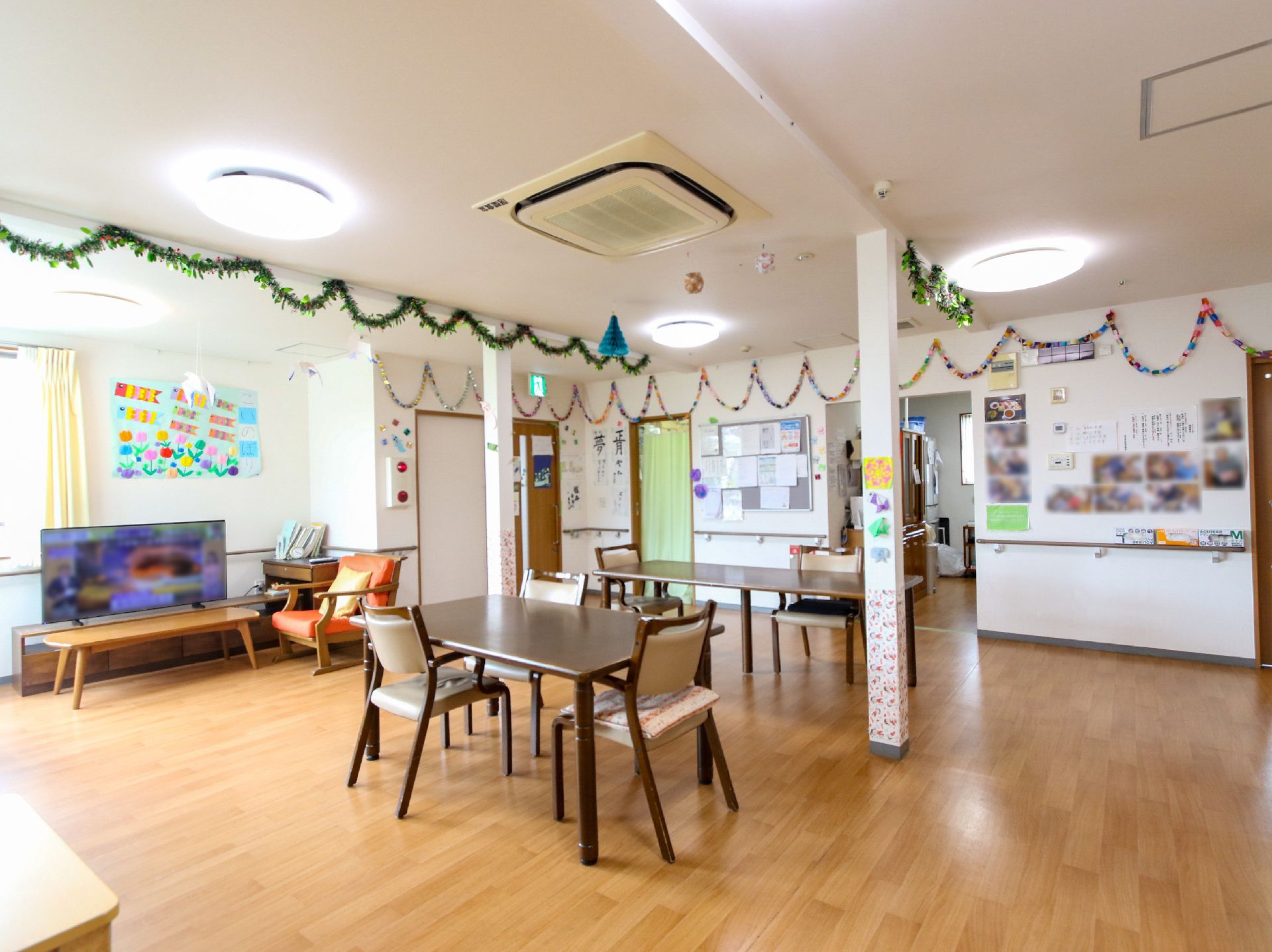 椅子とテーブルが設置されている共有スペース