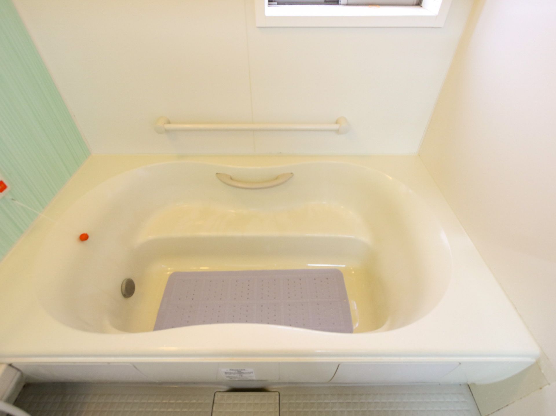 段差ができる限り解消された、洗面台と浴室