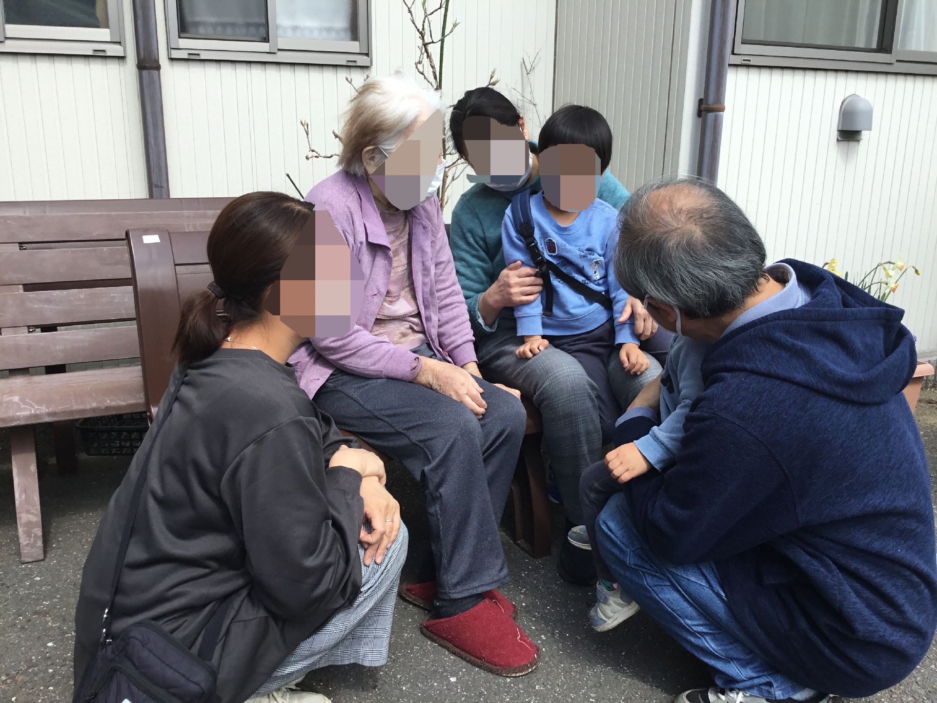 屋外で談笑する人々