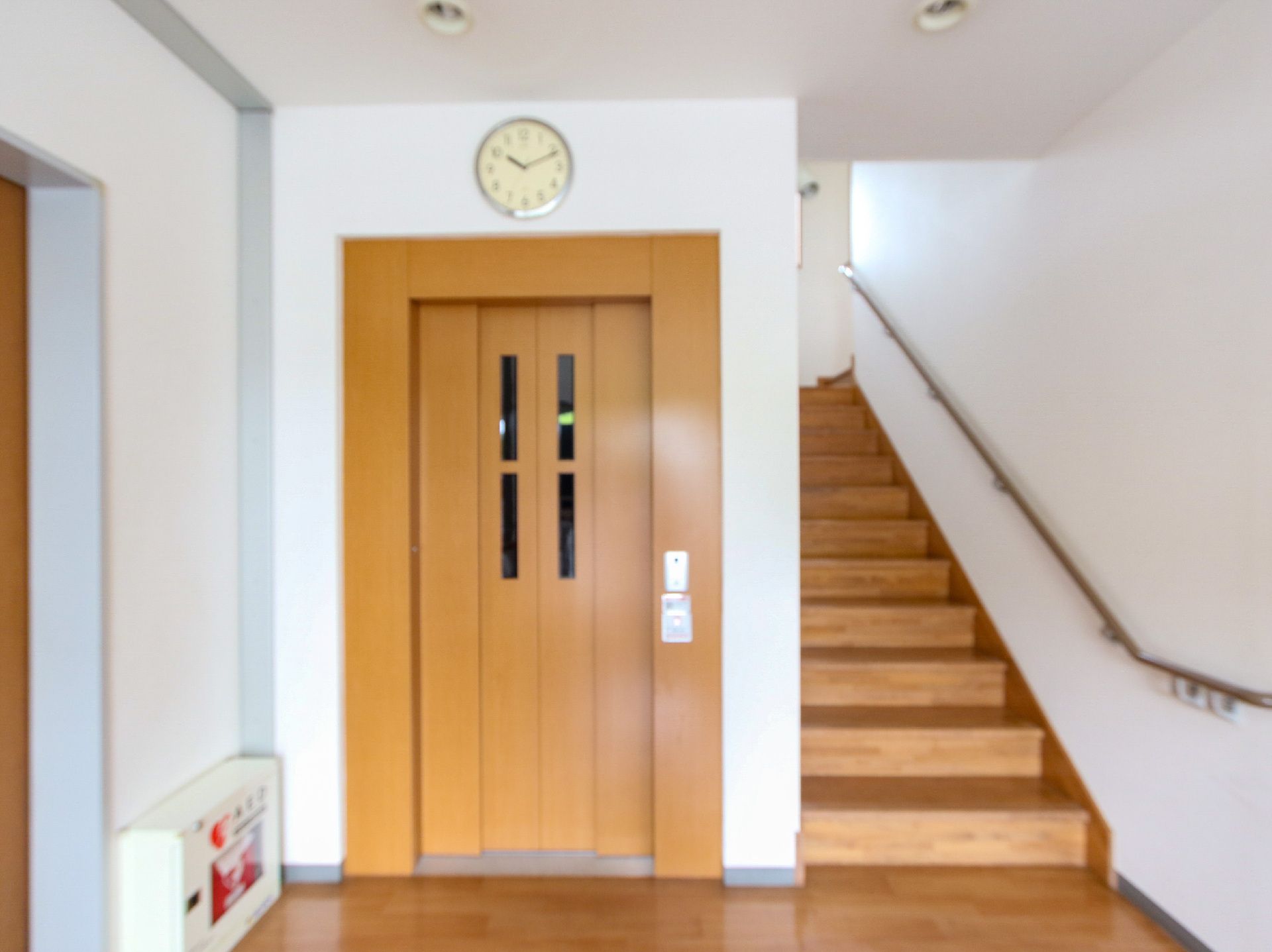 車椅子に座っている高齢女性と隣に寄り添う女性ヘルパー