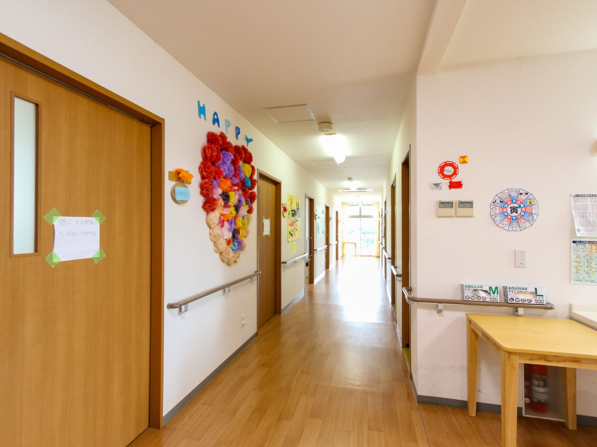 車椅子に座っている高齢男性と付き添いの女性ヘルパー