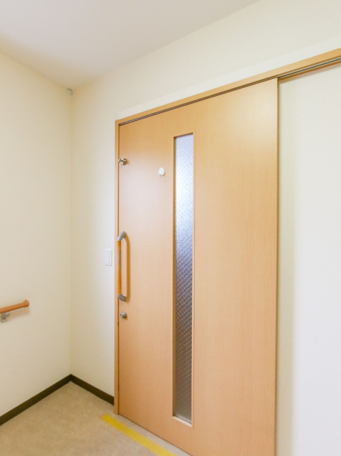 通路に段差が無く、出入口のドアが引き戸になっている居室